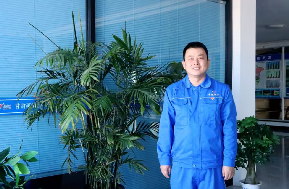 以實(shí)干之筆，繪就奮進(jìn)畫卷