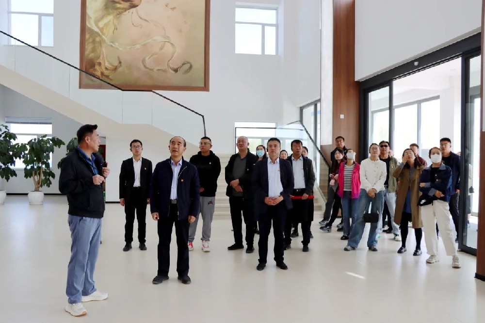 舟曲中學(xué)到傳祁甘味乳業(yè)聯(lián)合開展主題黨日活動(dòng)