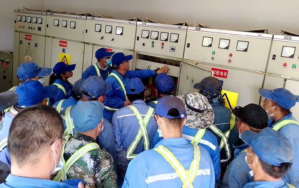 風(fēng)雨同舟十三載，同心逐夢贏未來