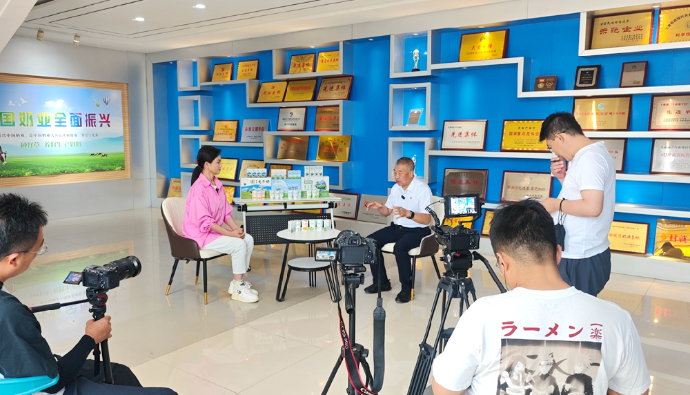 《鄉(xiāng)村新事記》欄目組專訪前進(jìn)村黨委書記、前進(jìn)集團(tuán)董事長馬志祥