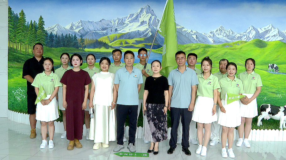 區(qū)委常委、區(qū)委宣傳部部長安麗莉歡送前進力量合唱團赴鄂爾多斯參加“村歌嘹亮”全國集中展演活動