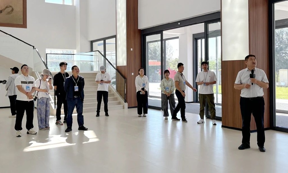 全國網(wǎng)絡(luò)名人走進(jìn)傳祁甘味乳業(yè)