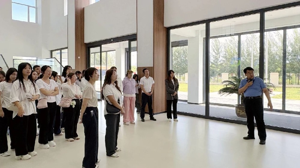 蘭州新區(qū)新錄用公務(wù)員走進(jìn)甘肅傳祁甘味乳業(yè)