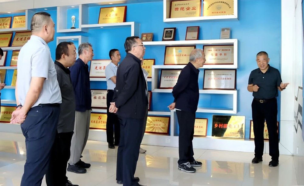 省政協(xié)原主席楊振杰到甘肅前進集團考察